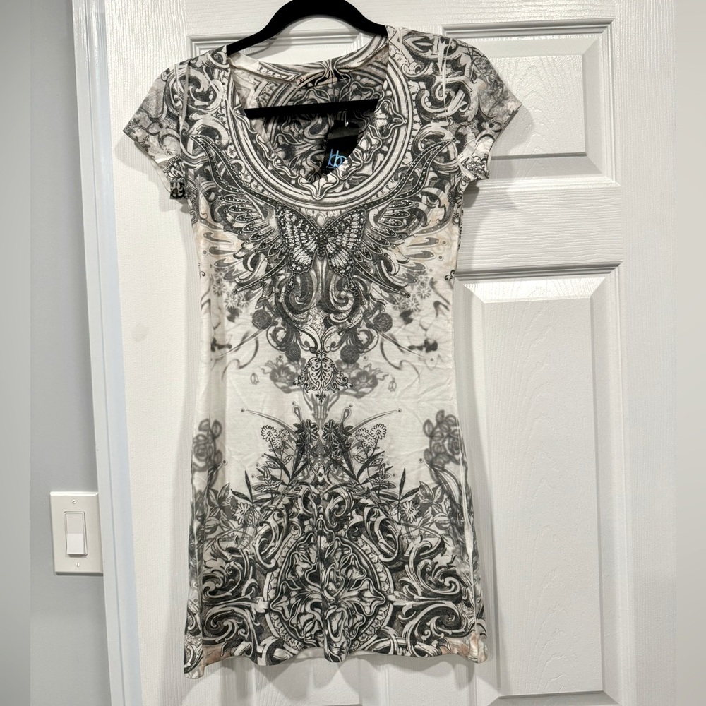 Women’s Top with rhinestone embellishments on butterfly 🦋 New With Tags. Size M
